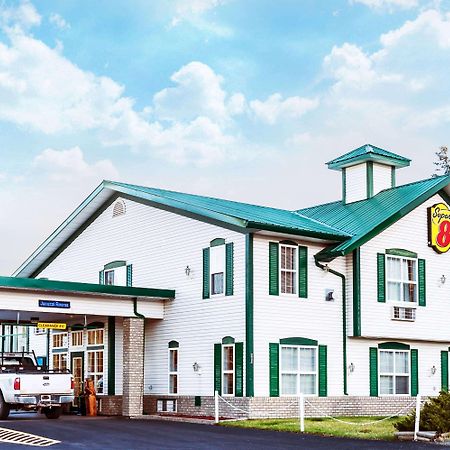 فندق Super 8 By Wyndham 100 Mile House المظهر الخارجي الصورة