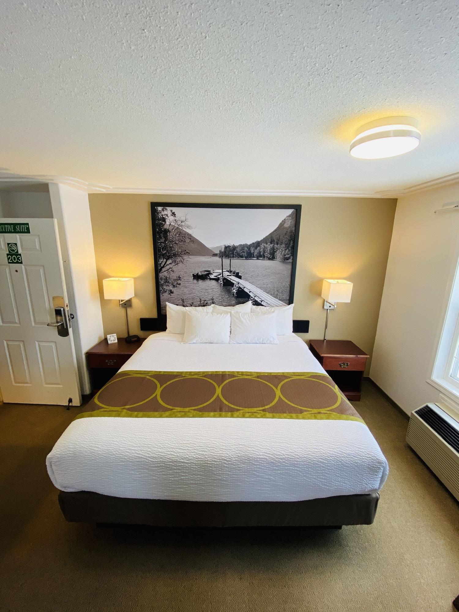 فندق Super 8 By Wyndham 100 Mile House المظهر الخارجي الصورة