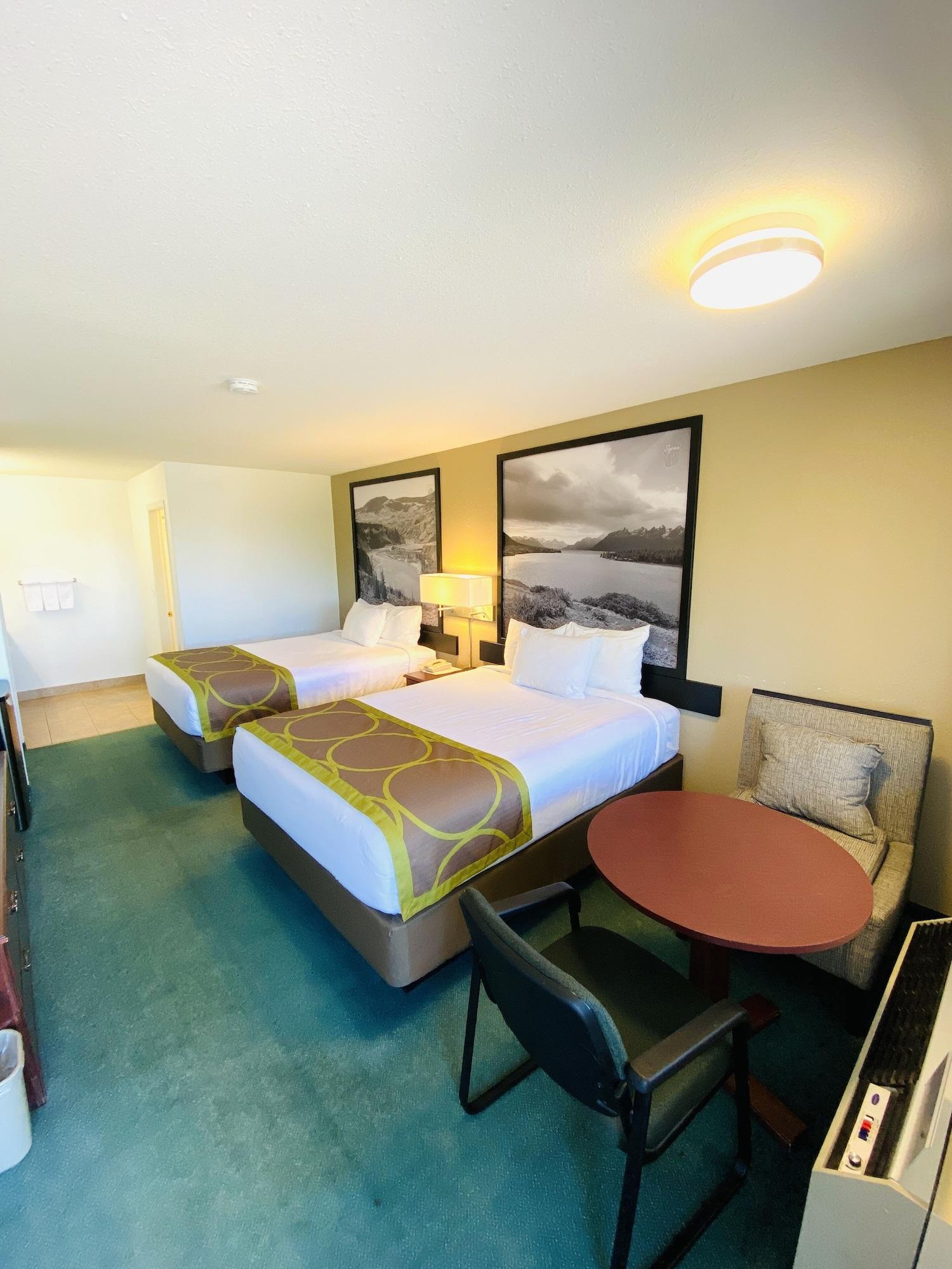 فندق Super 8 By Wyndham 100 Mile House المظهر الخارجي الصورة
