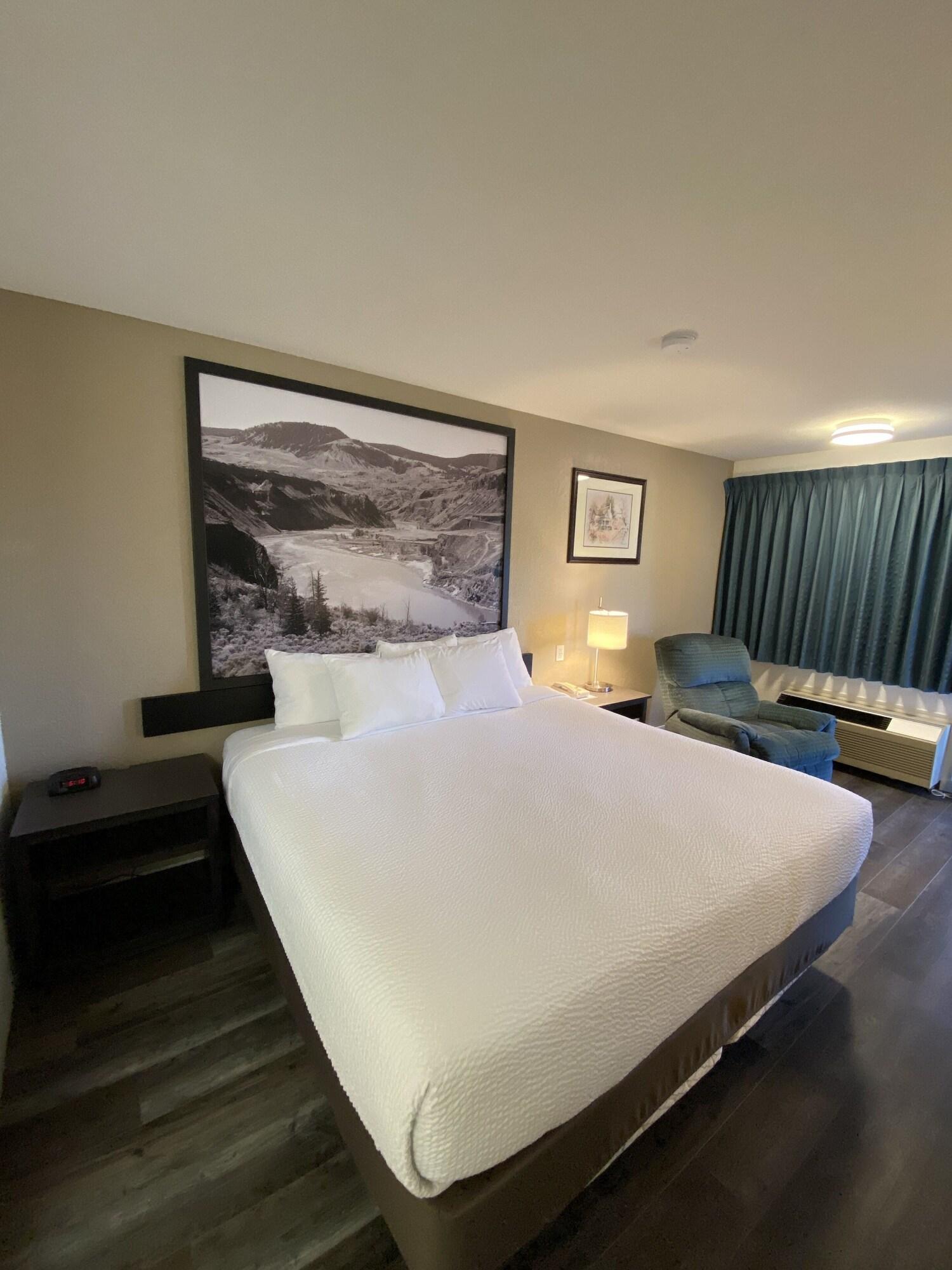 فندق Super 8 By Wyndham 100 Mile House المظهر الخارجي الصورة