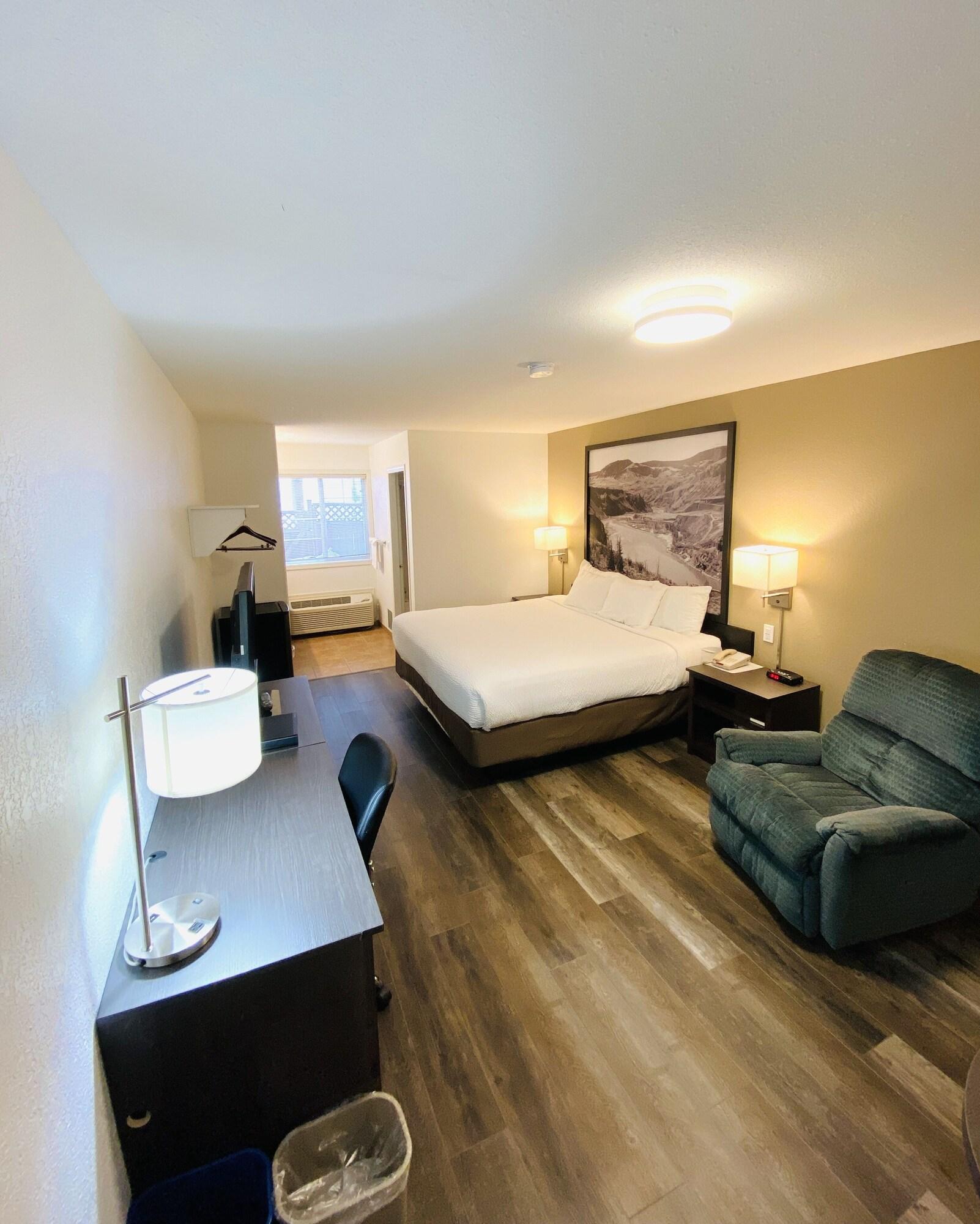 فندق Super 8 By Wyndham 100 Mile House المظهر الخارجي الصورة
