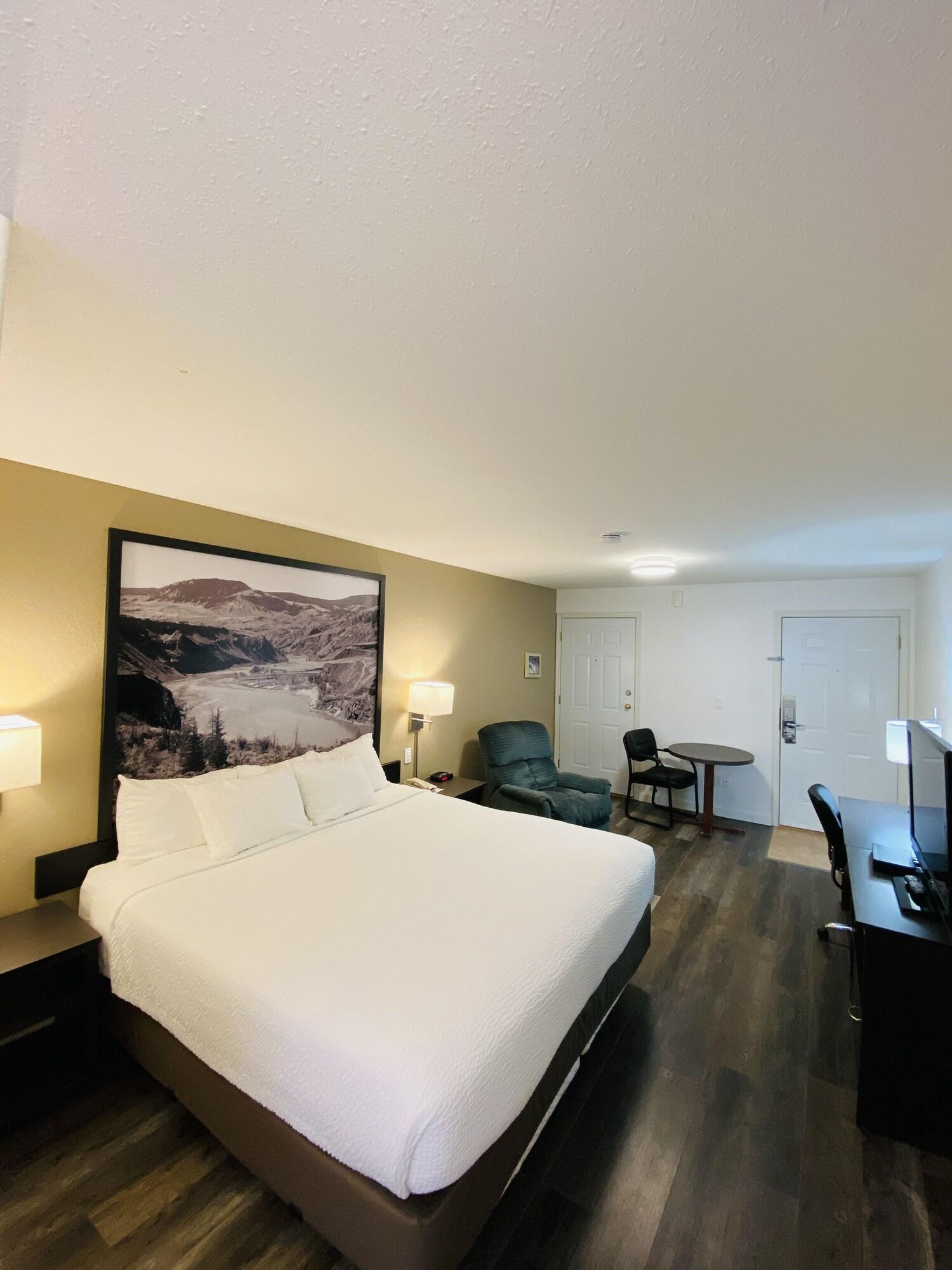 فندق Super 8 By Wyndham 100 Mile House المظهر الخارجي الصورة