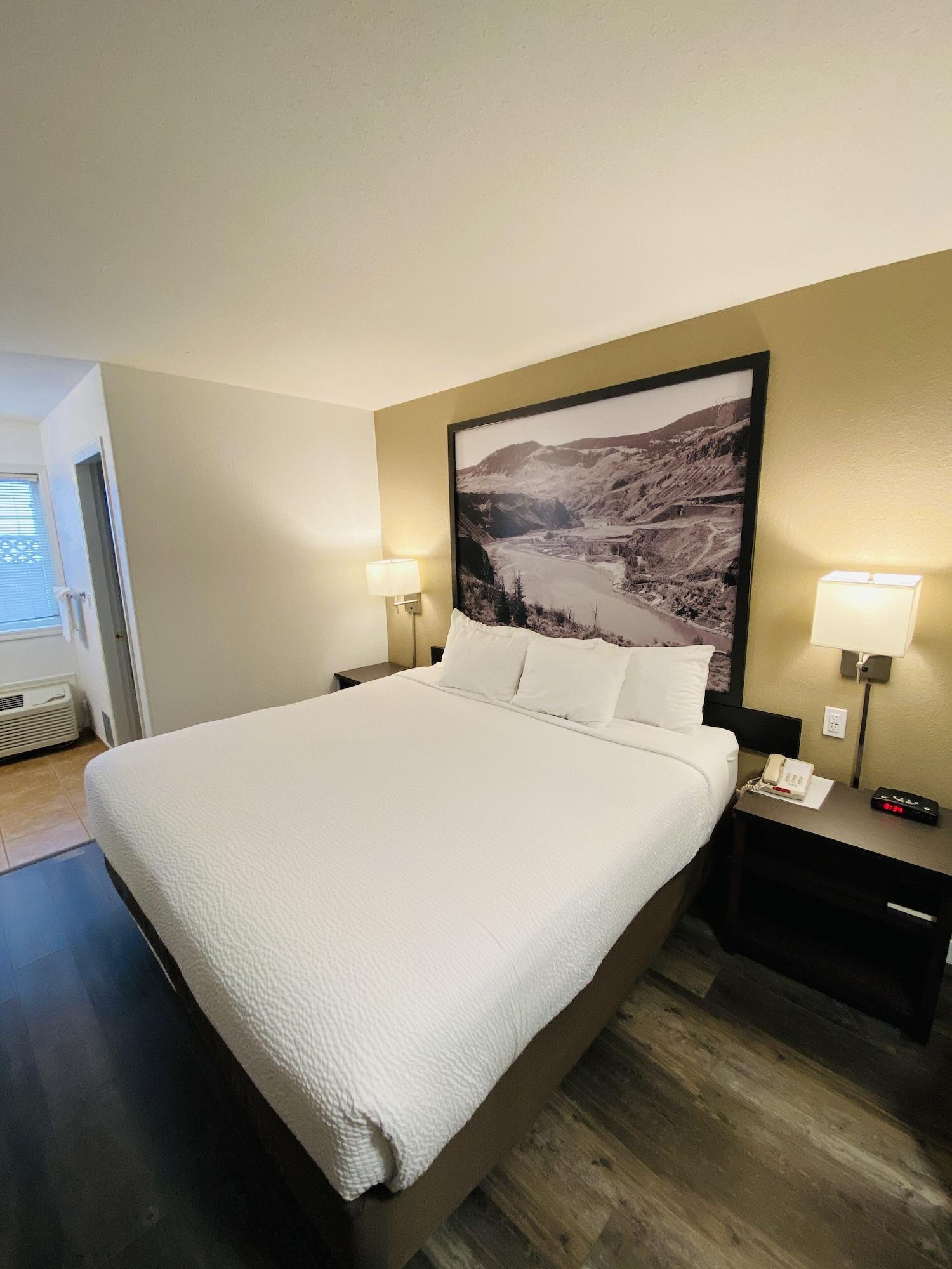 فندق Super 8 By Wyndham 100 Mile House المظهر الخارجي الصورة