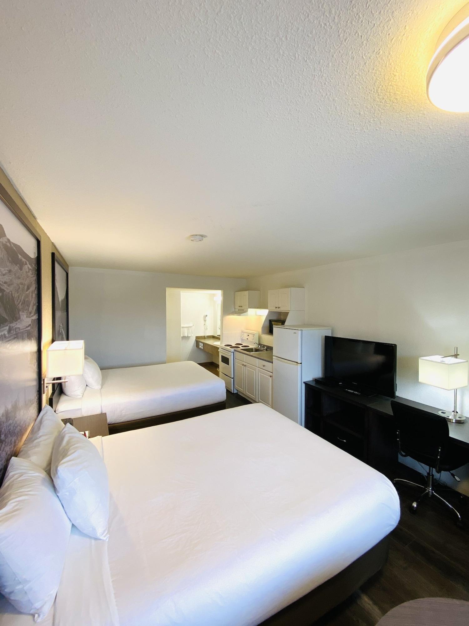 فندق Super 8 By Wyndham 100 Mile House المظهر الخارجي الصورة