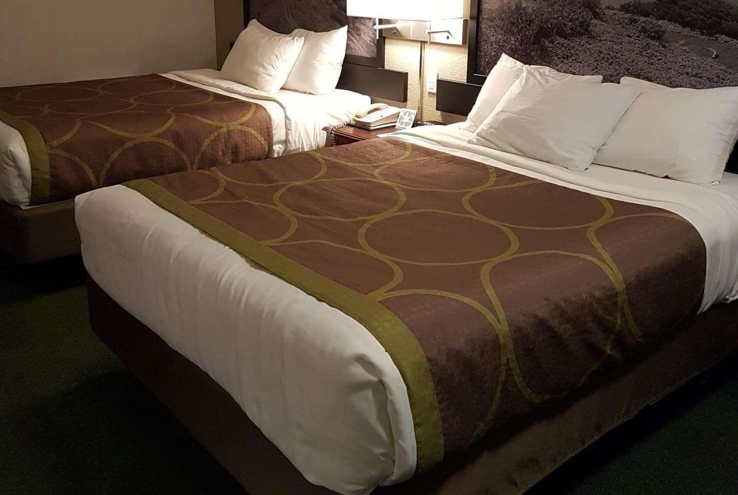فندق Super 8 By Wyndham 100 Mile House المظهر الخارجي الصورة