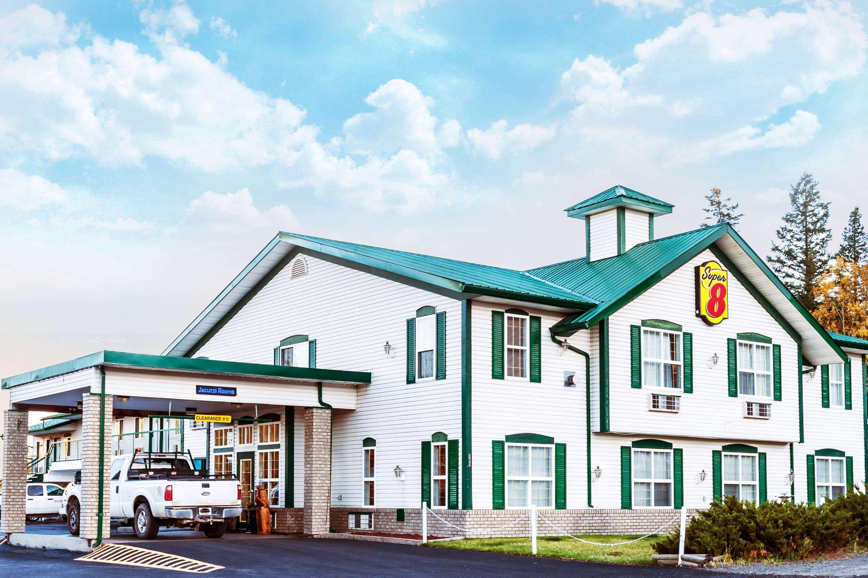 فندق Super 8 By Wyndham 100 Mile House المظهر الخارجي الصورة