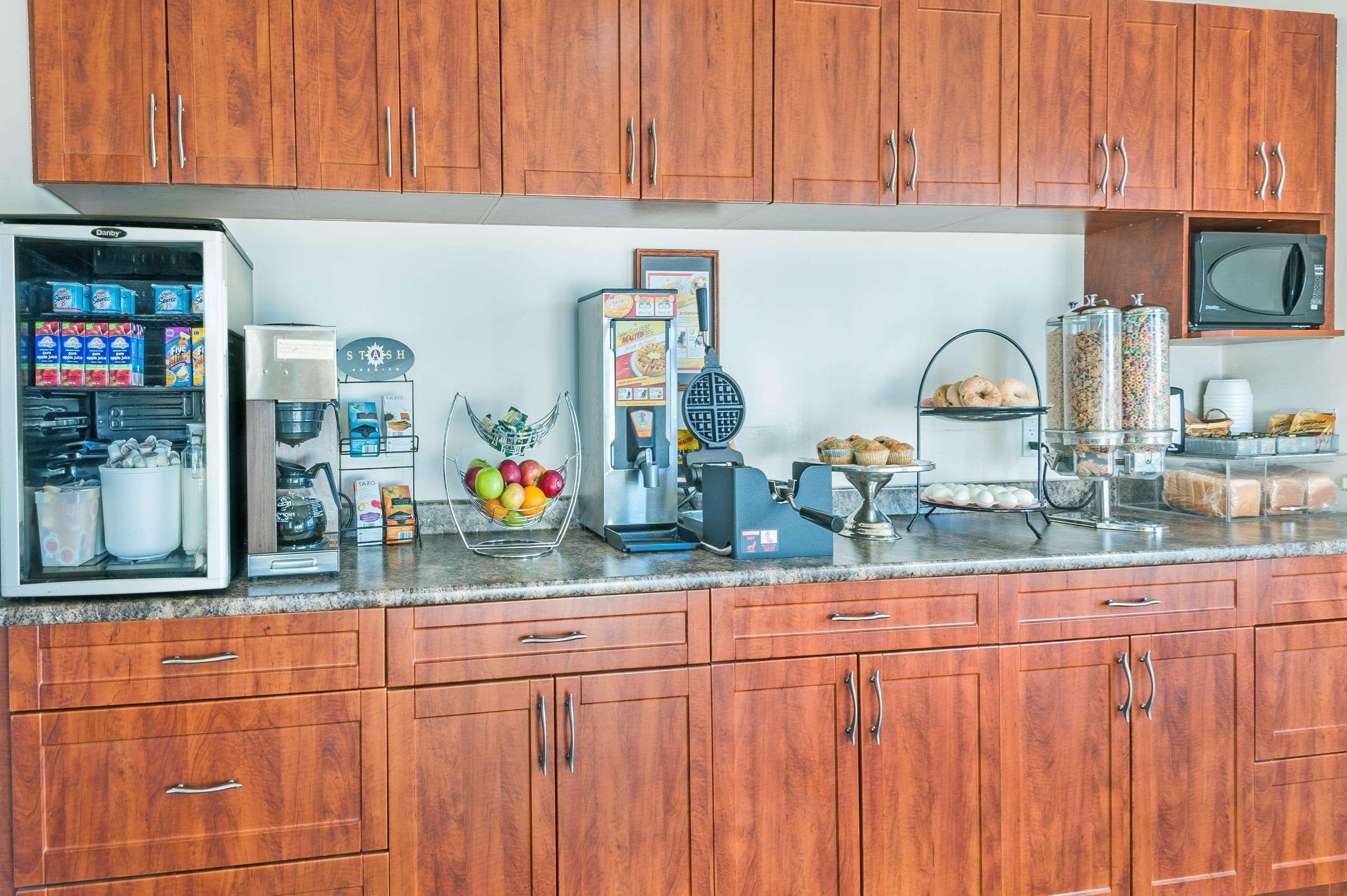 فندق Super 8 By Wyndham 100 Mile House المظهر الخارجي الصورة