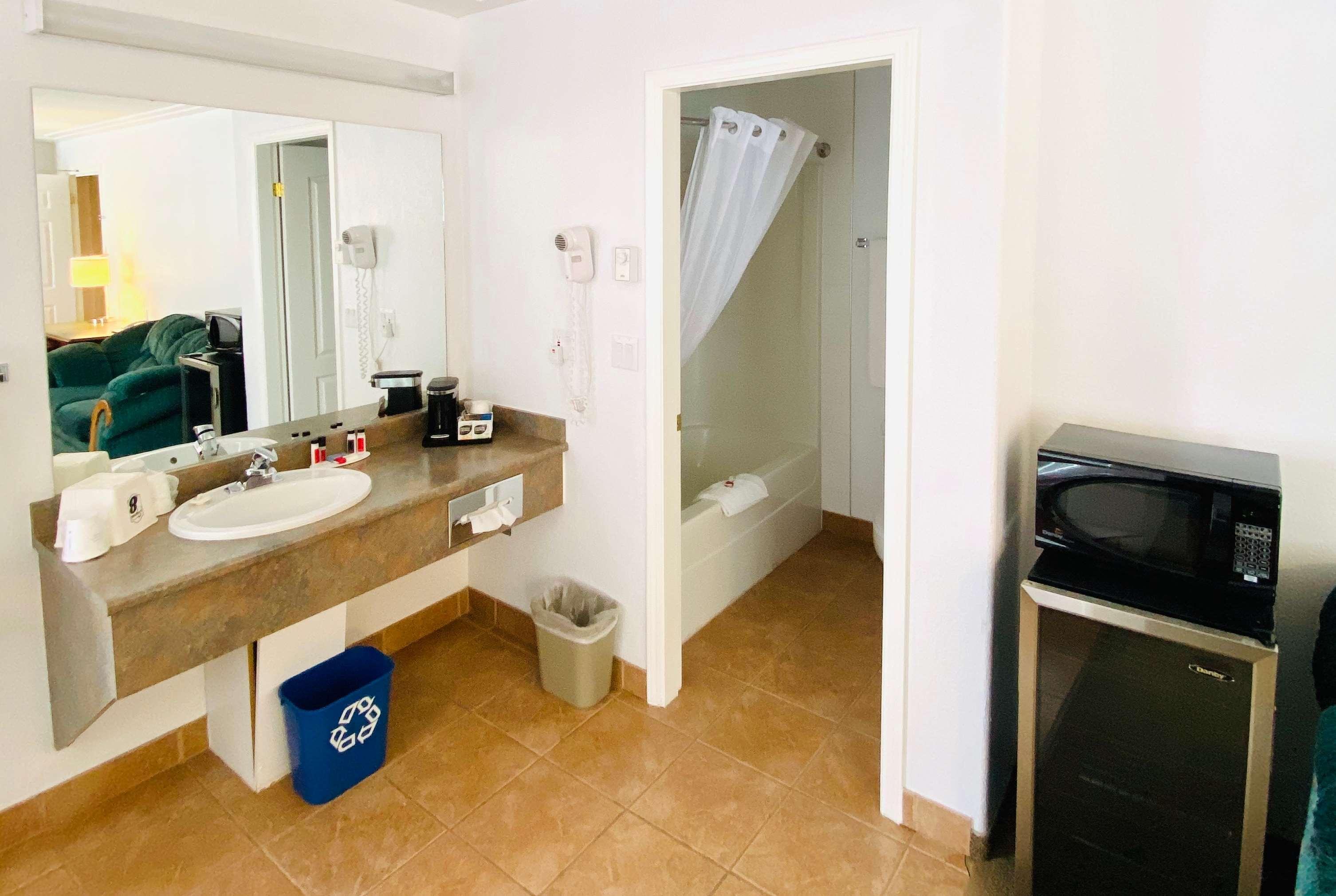 فندق Super 8 By Wyndham 100 Mile House المظهر الخارجي الصورة